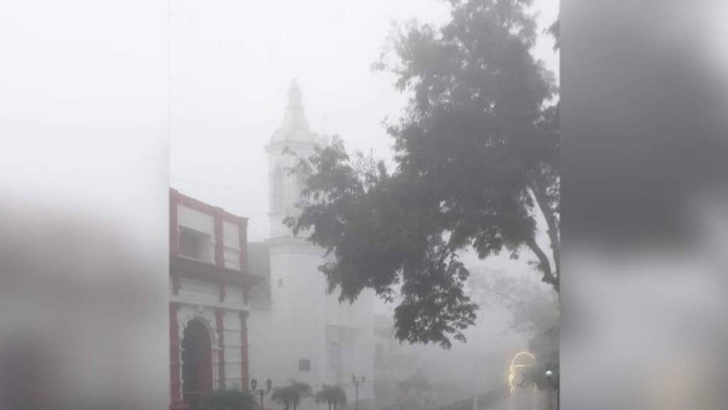 El frente frío que afecta a los departamentos de Cortés, Colón, Atlántida, Yoro e Islas de la Bahía tiene a varias zonas con bajas temperaturas que han provocado lluvia y neblina.