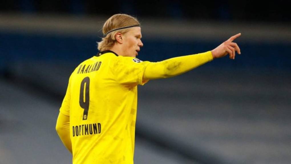 Erling Haaland, aseguran medios alemanes, habría decicido salir solo al Chelsea. Al noruego lo habría convencido el presidente del club londinense, Roman Abramovich. Ahora, el lío está en convencer al Borussia Dortmund de dejarlo salir. Su precio se elevaría por encima de los 150 millones de euros. El campeón de Europa lo tendría como insignia de una renovación en zona ofensiva. Haaland ha sido vinculado al Real Madrid, pero, por ahora, la economía de ese club español sería el escollo para sumarlo.