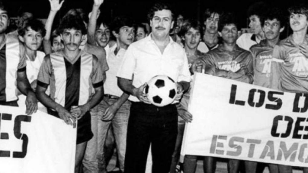 Nacido en Rionegro, Antioquia, el 1 de diciembre de 1949, Escobar se convirtió en un criminal siendo adolescente, primero robando lápidas de los cementerios, para luego revenderlas y después hurtando automóviles y electrodomésticos.<br/><br/>A los 27 años de edad fundó el cartel de Medellín, que varias décadas después se convertiría en la organización criminal más poderosa y peligrosa de Colombia.