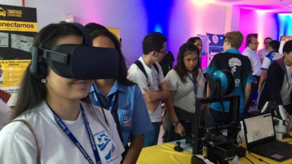 Honduras Investiga instaló equipo de realidad virtual para que los asistentes pudieran vivir la experiencia.