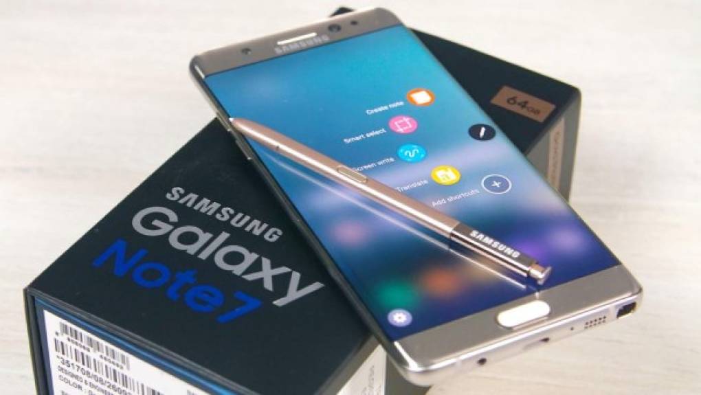 Samsung Galaxy Note 7: Parecía ser el smartphone perfecto tras su lanzamiento en agosto, con especificaciones que ni el iPhone 7 llegaron a lanzar como el desbloqueo por lector de iris. Pero todos los elogios se desplomaron cuando comenzaron a surgir reportes de teléfonos que se incendiaban espontáneamente, una crisis que concluyó con su retiro del mercado en octubre.