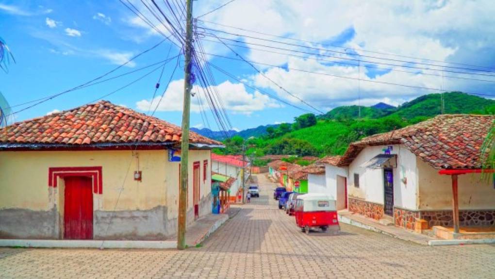 Santa Fe es un pequeño pueblo de Ocotepeque, es un lindo paisaje, sacado de un cuento. Está a unos pocos kilómetros de la frontera Agua Caliente de Guatemala.