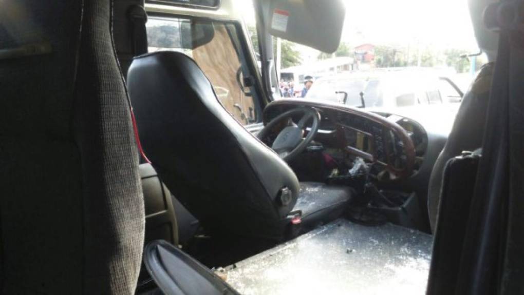 Según testigos, al conductor del bus le fallaron los frenos y fue a impactar contra el camión.