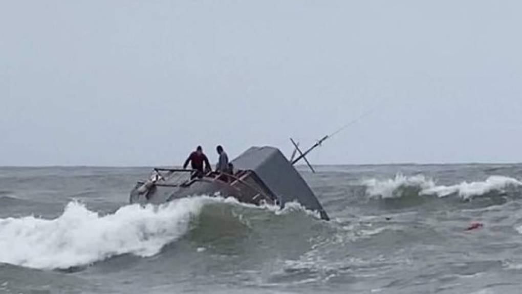 'En total, unas 30 personas estaban involucradas con ese barco, tres de las cuales fueron declaradas fallecidas', declaró horas después a los periodistas Rick Romero, teniente de salvavidas de San Diego.