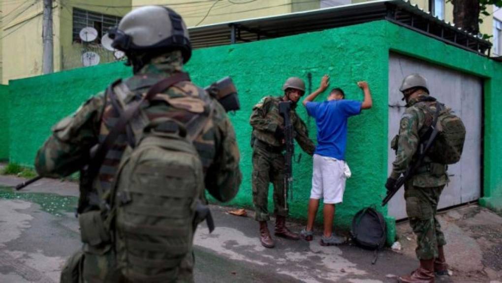 Las autoridades brasileñas han desplegado a miles de policías y militares en las principales ciudades del país para luchar contra el crimen organizado.