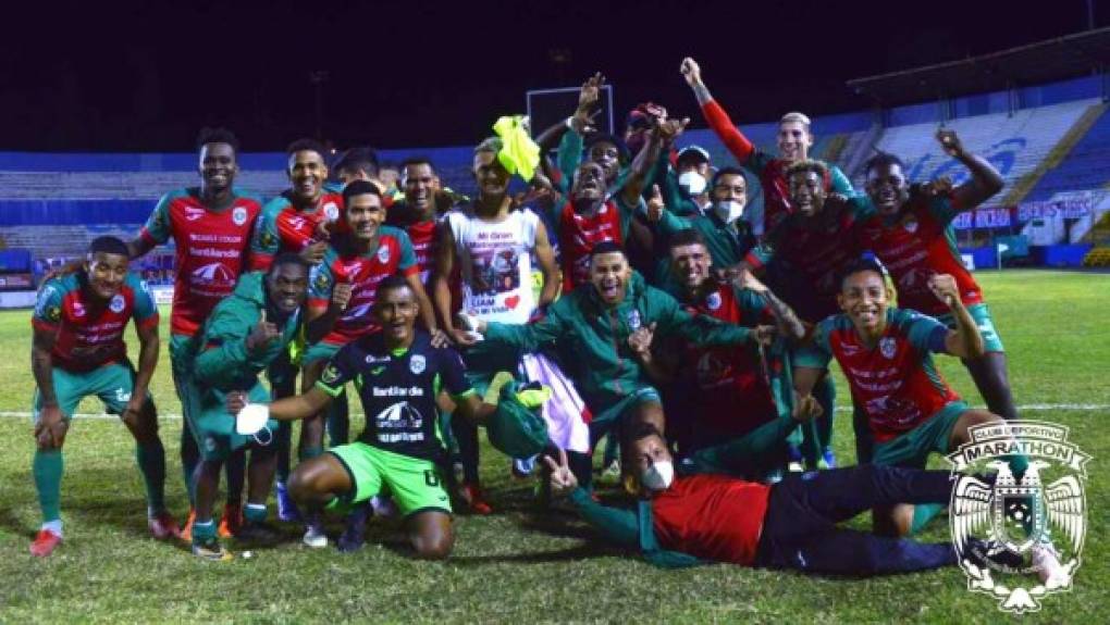 La imagen posada de los jugadores del Marathón celebrando en el campo al final del juego.