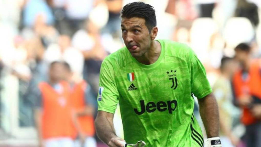 Ya vimos el que sería el 11 titular que sueña el presidente de la Juventus con tener en la próxima campaña. Ahora conoceremos la manera en que se conformaría la banca: Gianluigi Buffon sería el portero suplente, cuenta con 42 años de edad.