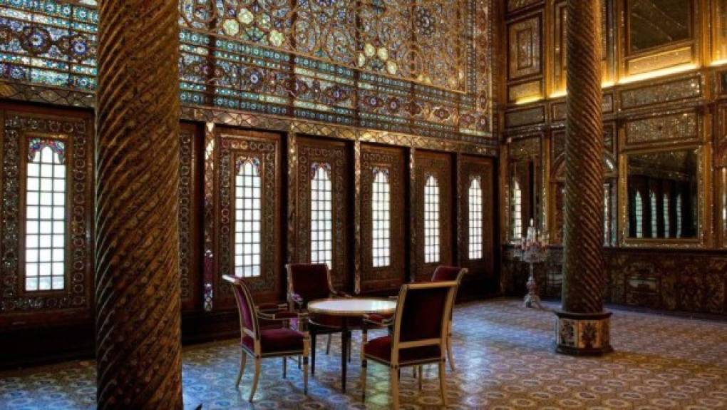El Palacio de mármol se encuentra ubido en la ciudad de Teherán, y fue utilizado como residencia de la dinastía Kayar (1785-1925). Tras la Revolución Islámica de 1979, el palacio se convirtió en museo histórico y arquitectónico.