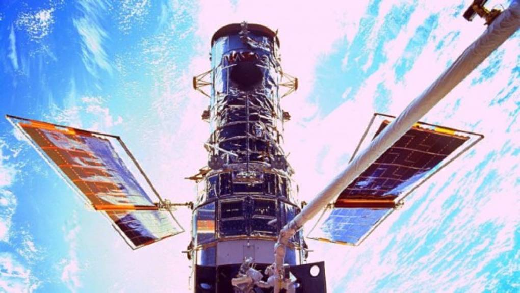 El Hubble, con problemas de vejez<br/><br/>Tal como le ocurre a los seres humanos, las máquinas también 'maduran' y comienzan a mostrar algunos signos de la edad.<br/><br/>Pues parece que eso le está ocurriendo al telescopio espacial Hubble.<br/><br/>Conforme a lo reportado por Cnet.com citando a la NASA, un problema con un módulo de memoria 'degradado' provocó la detención de la computadora de carga útil del telescopio, puesto en órbita en 1990.<br/><br/>La falla de este módulo redundó en que la computadora principal dejara de recibir la señal de vida que transmite luego el telescopio a la Tierra, y, por lo tanto, 'puso todos los instrumentos científicos en modo de configuración segura'.<br/><br/>El equipo de la NASA continuará toda la próxima semana tratando de revivir el módulo dañado para que el Hubble nos siga transmitiendo las magníficas imágenes de los confines del sistema solar que hemos conocido gracias a él.