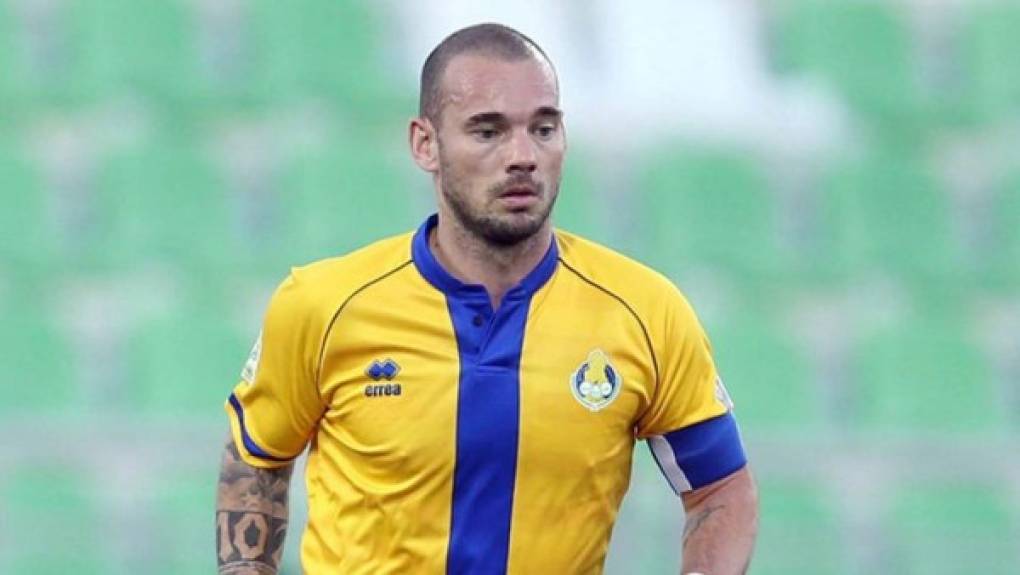 El Utrecht le ha hecho una oferta al holandés Wesley Sneijder para volver a jugar al fútbol y el exmadridista, que colgó las botas hace un año, ha respondido que se lo está planteando. “Hemos hablado de su posible regreso, depende de él. Ahora tiene tiempo para decidir si le gusta la idea, pero un Sneijder en buena forma puede ser interesante”, dijo este viernes el director técnico del Utrecht, Jordy Zuidam, a la televisión pública NOS.