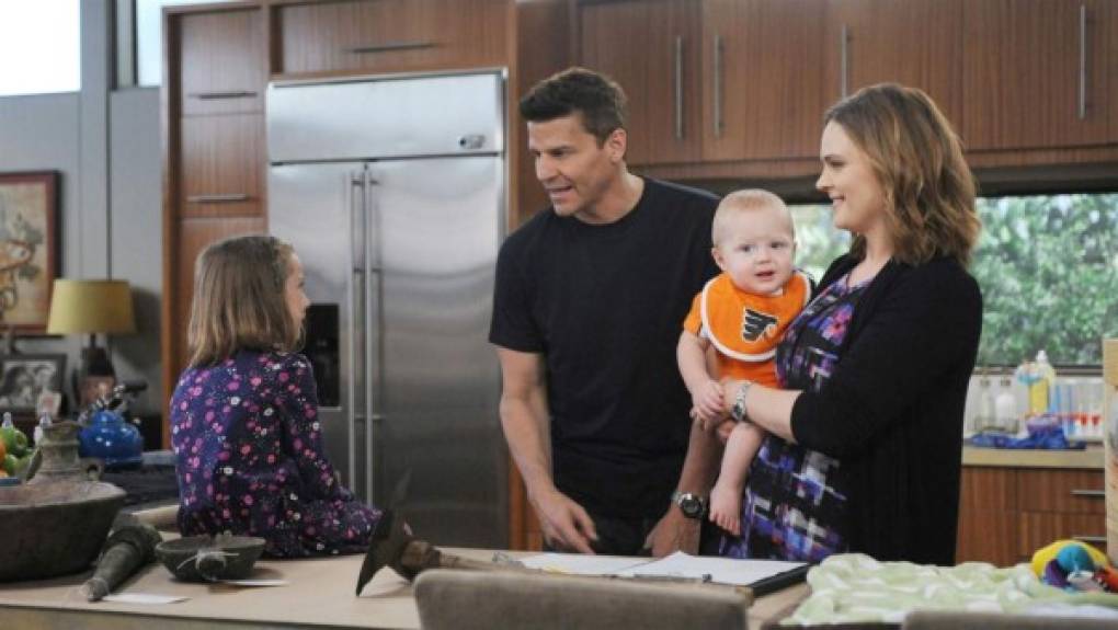La nueva temporada en Fox Life comienza seis meses después con Booth, Brennan, su hija Christine y el nuevo bebé viviendo una aparente vida de ensueño en un mundo alejado de la vida llena de asesinatos que ambos dejaron atrás.