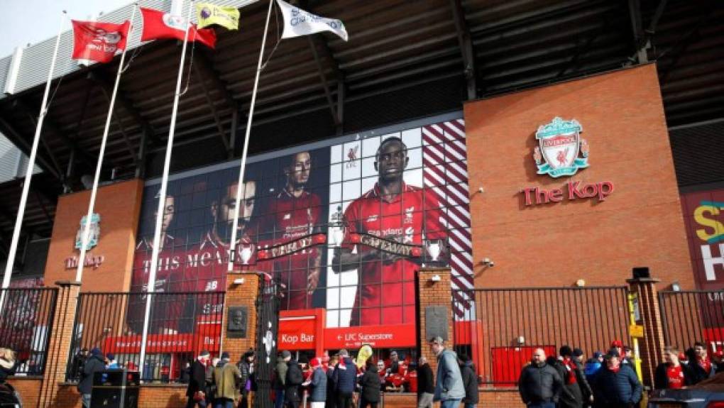 El Liverpool ha decidido realizar un cuestionario de salud a todos los visitantes de sus instalaciones, no saltarán niños con los jugadores al césped y habrá desinfectantes de manos en los baños de Anfield.