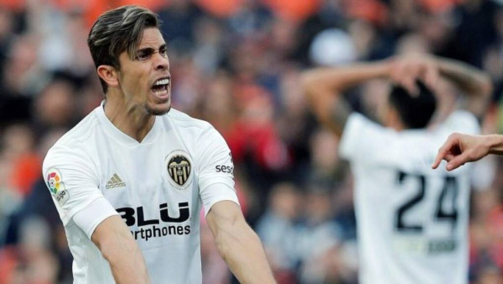 Gabriel Paulista: El defensor brasileño está en la lista de fichajes que maneja el Olympique de Lyon para la próxima temporada. Según Foot-Mercato, el jugador del Valencia cumple los requisitos que busca el club galo para reforzar su zaga con un cental veterano y con nivel.<br/>