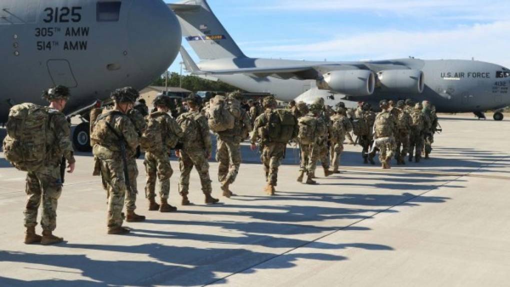 Cientos de soldados estadounidenses comenzaron a llegar este domingo a una base militar en Kuwait, desde donde servirán de refuerzo a las fuerzas estadounidenses desplegadas en Oriente Medio, en un momento de crecientes tensiones con Irán, informó el teniente coronel Mike Burns.