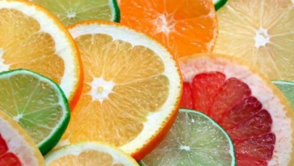 10. Las frutas cítricas refrescan la piel y ayudan a reducir la oleosidad del rostro.