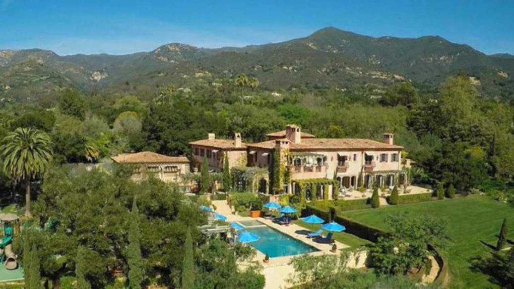 La lujosa residencia se encuentra en Montecito, un exclusivo barrio de la parte oriental de Santa Bárbara, que es una ciudad costera situada a unos 150 kilómetros al noroeste de Los Ángeles (California).