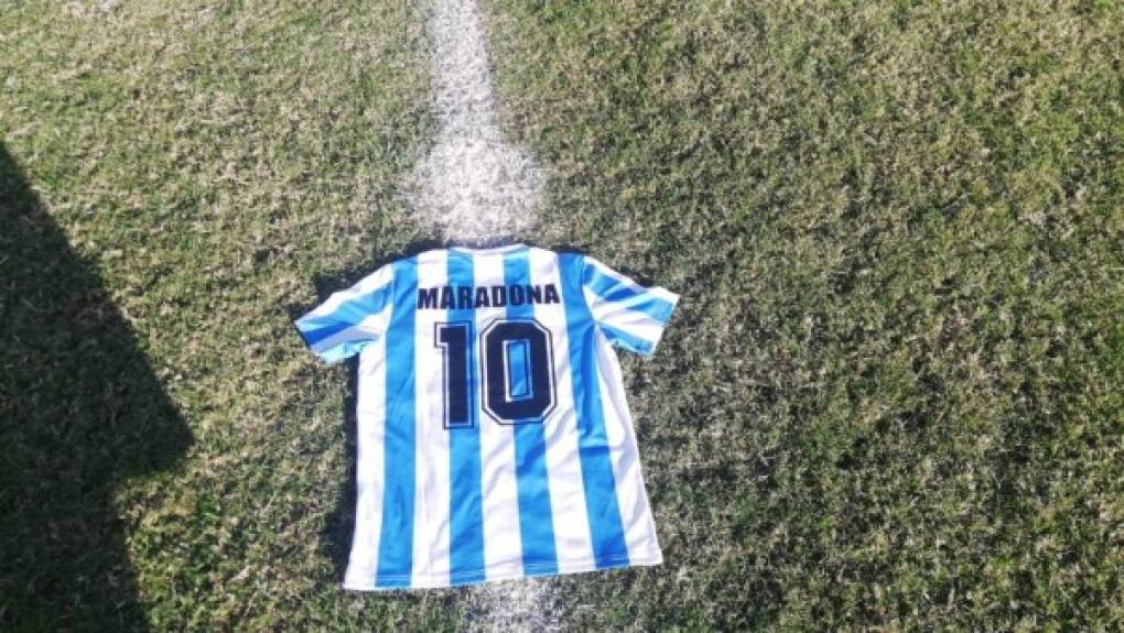 En el estadio Nacional, el Olimpia colocó una camiseta de Diego Maradona en memoria del fallecido exfutbolista, quien era muy amigo del entrenador olimpista Pedro Troglio.