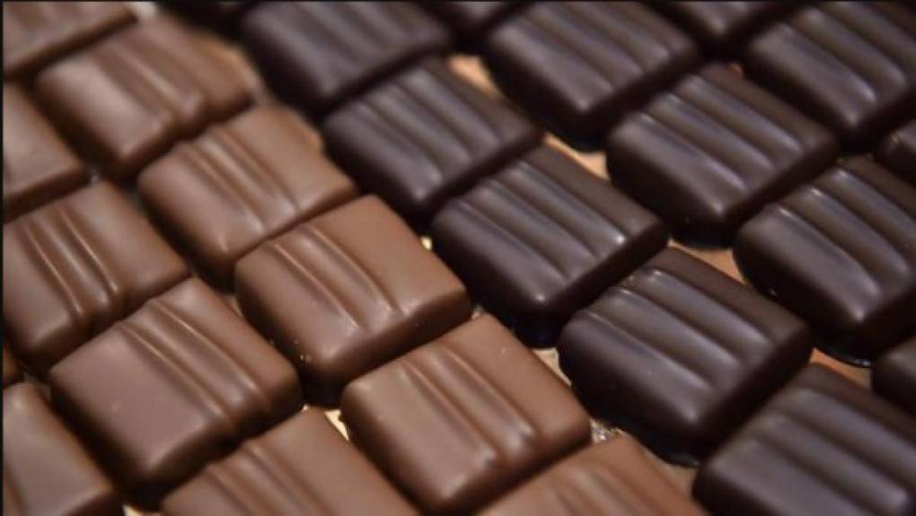 Mejora el flujo sanguíneo y disminuye la presión arterial: los flavonoides en el chocolate amargo puede estimular el endotelio, la cubierta de las arterias, para que produzcan óxido nítrico.