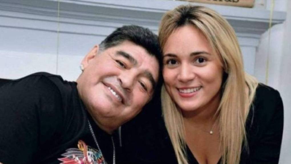 Rocío Oliva - Es la última novia que se le conoció al que fuera entrenador de Gimnasia y Esgrima de La Plata, Diego Armando Maradona. Estuvieron juntos seis años y se separaron en 2018.