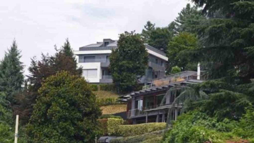 Esta es la lujosa mansión de Cristiano Ronaldo en Italia. La vivienda de 1.700m2 está ubicada en una colina turinesa y cuenta con un parque de más de cuatro hectáreas.
