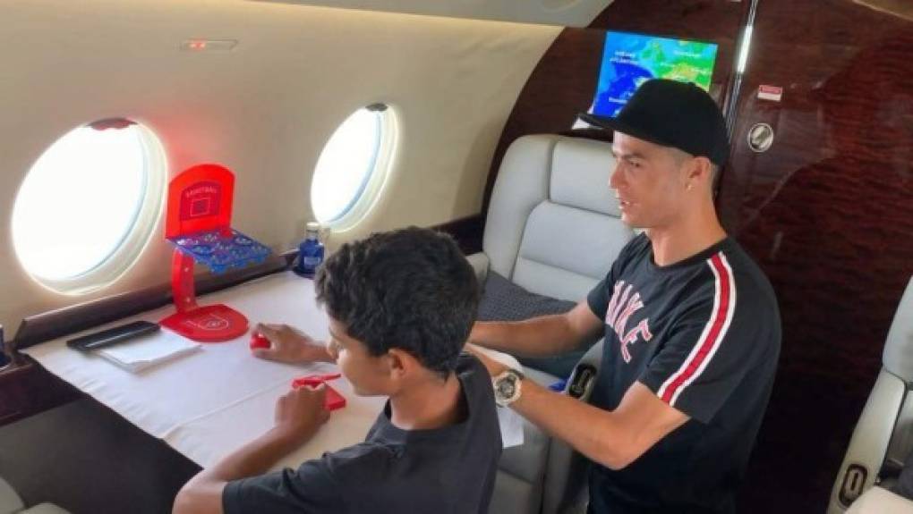 Ronaldo ha publicado numerosas fotos suyas y de su familia en el interior del jet, sobre todo cuando se va de vacaciones o cuando tiene que viajar a otro país para acudir a alguna gala o acto publicitario.
