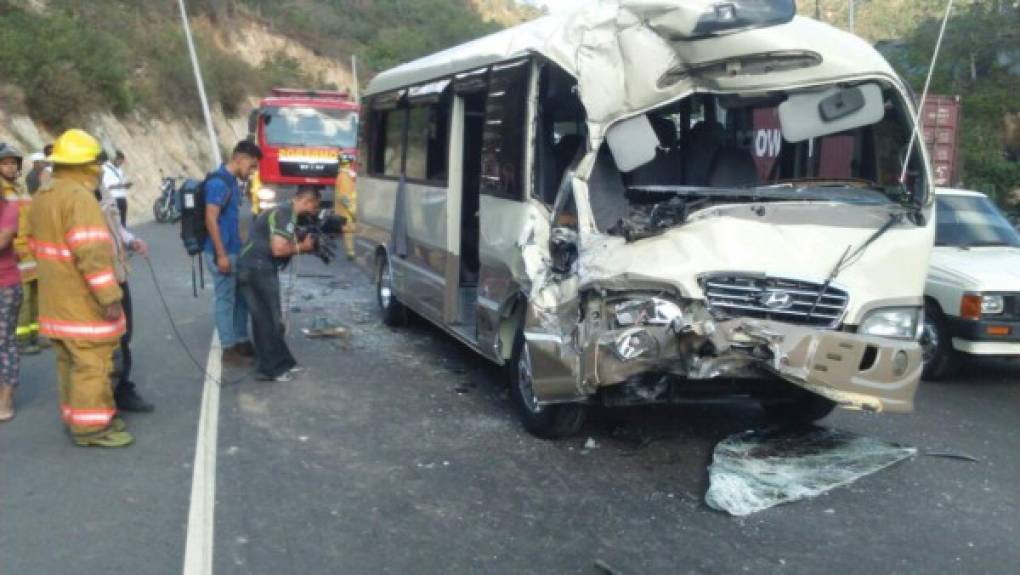 Quince personas resultaron heridas la mañana de este martes en un accidente de tránsito entre un bus y un camión cisterna a la altura de El Durazno en Tegucigalpa.