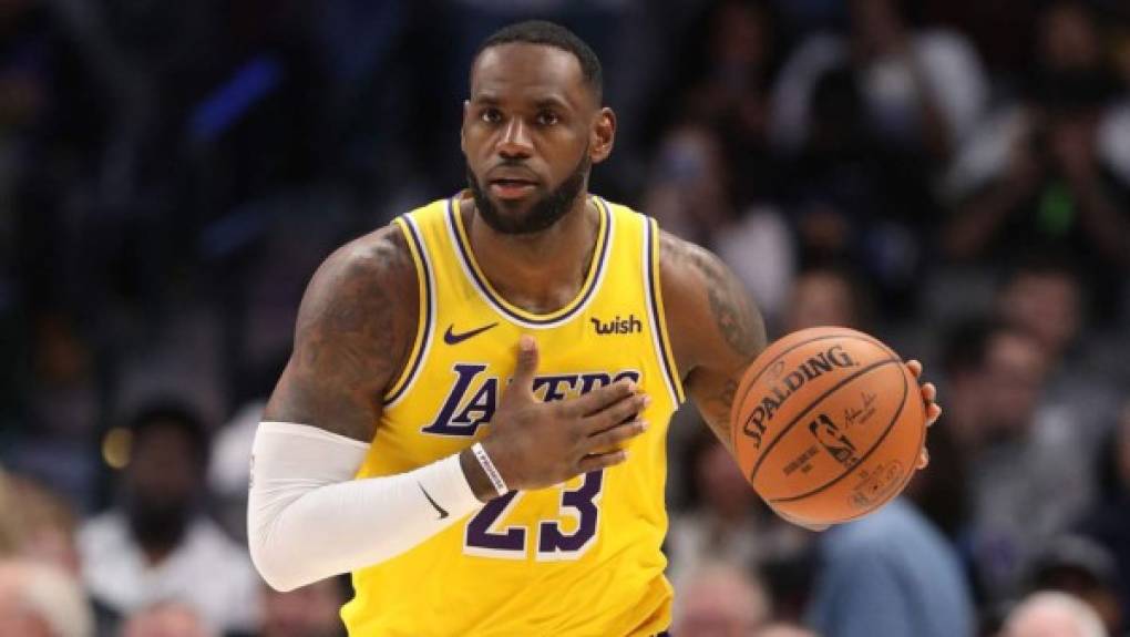 Sin embargo, Lebron es humano y, como a todos, le gusta darse sus ‘caprichitos’. Así, por las noches, ya sea en los días libres o después de conseguir una victoria, James es capaz de beberse varias botellas de vino mientras disfruta de jugar a algún videojuego o ve algún partido de la NFL.