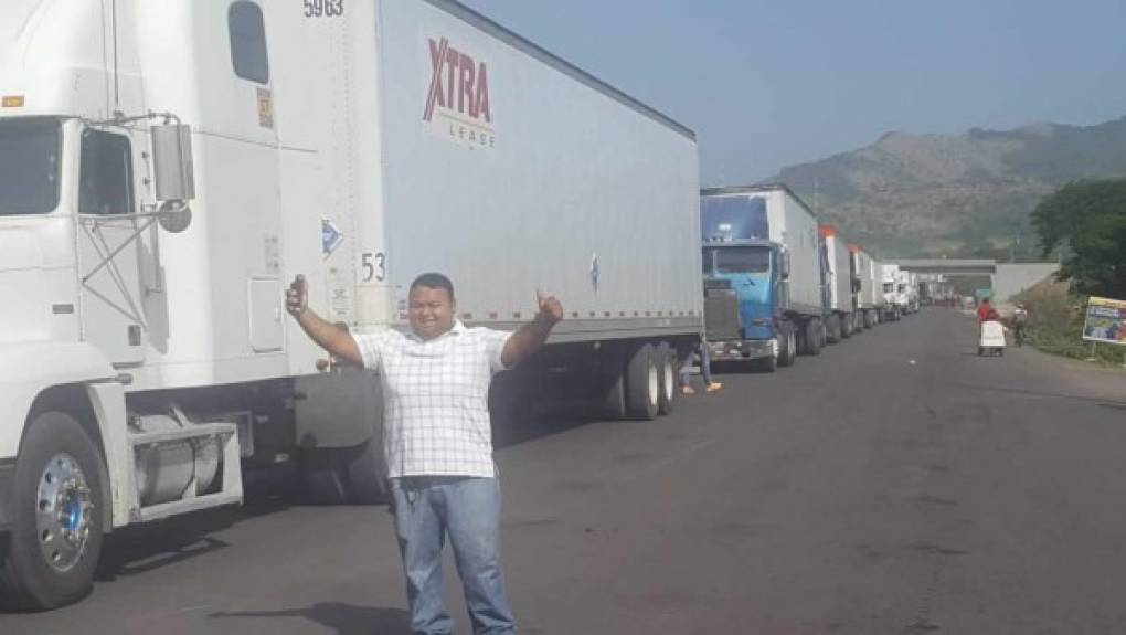 Un transportista celebra el cierre del paso hacia El Salvador en el marco del paro de transporte público.