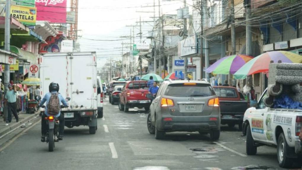 El artículo 130 del Plan de Arbitrios se refiere al sistema de estacionamiento regulado en vía pública: La Municipalidad proveerá estacionamientos regulados dentro del casco urbano de la ciudad que permitan la vialidad de flujo vehicular y peatonal eficiente para mantener el orden y la planificación de la ciudad. Las multas son: por estacionarse en zona no autorizada ni regulada, el infractor pagará L.3,000, adicionalmente deberá cancelar L800 por servicio de grúa para retirar el vehículo del lugar prohibido, lo que suma L.3,800, debiendo ser ingresados al Tesoro Municipal.