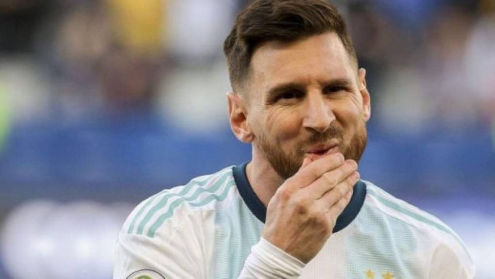 El astro del Barcelona, Lionel Messi, sigue su recuperación de la lesión que sufrió en la pierna derecha, por eso se ha dedicado a su familia, pero un video publicado por su esposa mantiene alboratadas las redes.