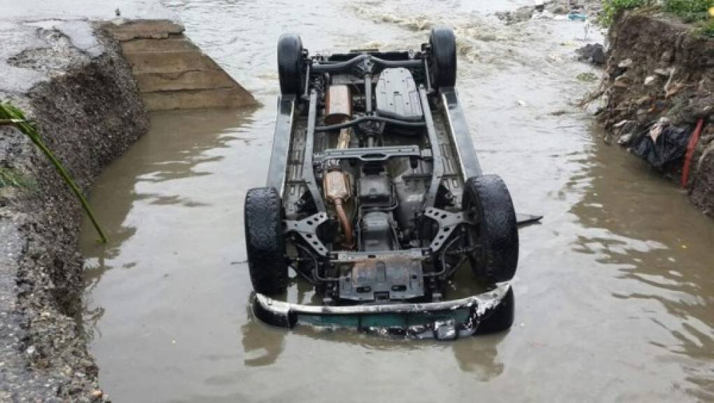 El conductor de este vehículo cayó en un crique en el sector de Ticamaya, resultó ileso.