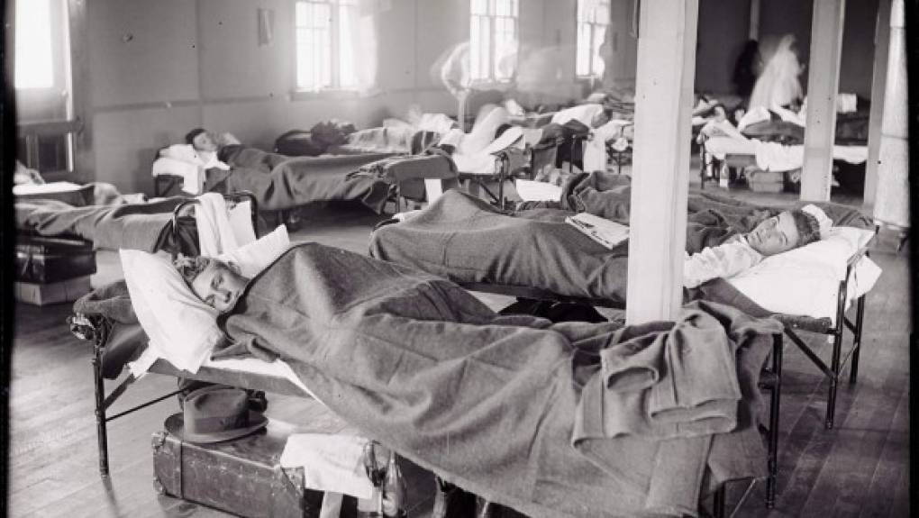 La pandemia inició a principios de 1918 cuando miles de personas empezaron a enfermarse repentinamente. Presentaban los mismos síntomas, entre estos problemas estomacales, dificultades para respirar, fiebre y neumonía, similares a los registrados por el nuevo coronavirus.