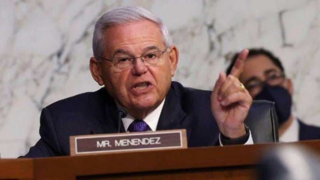 Asimismo, “Menéndez proporcionó información sensible del gobierno de Estados Unidos y adoptó otras medidas que ayudaron secretamente al gobierno de Egipto”, afirma la acusación.