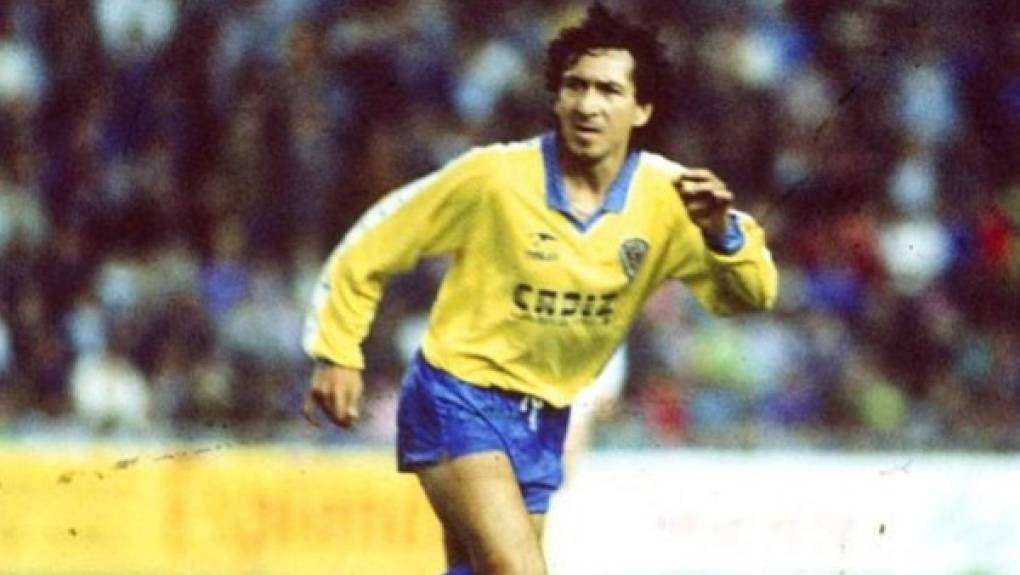 Jorge 'Mágico' González - Es considerado por la IFFHS como el mejor en la historia de su país y uno de los mejores jugadores centroamericanos del siglo XX. Hizo historia en el Cádiz de España y Maradona en su momento dijo el cuscatleco que era mejor que él.