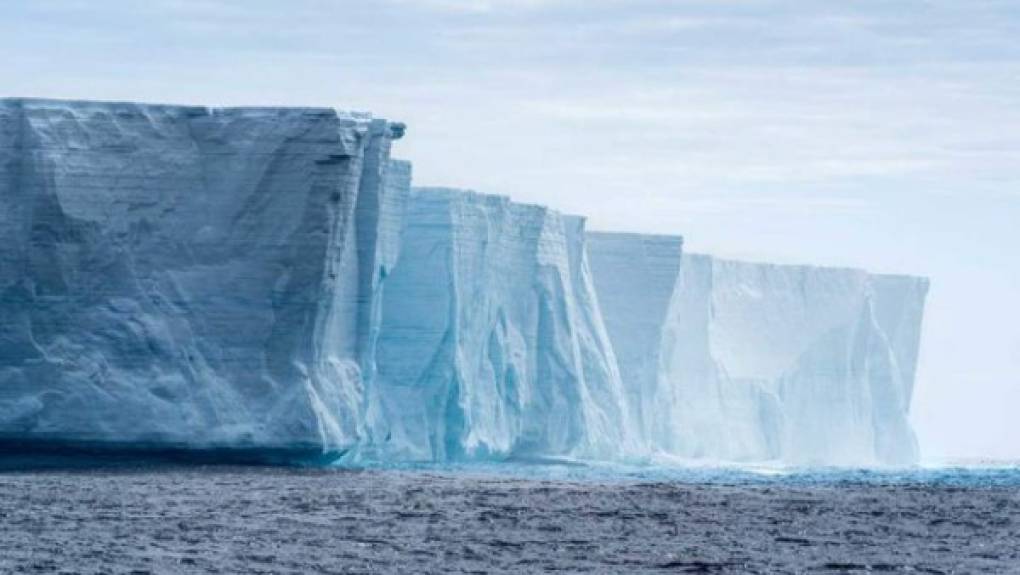 El enorme bloque de hielo es de aproximadamente del mismo tamaño que la isla misma donde impactaría, ha ido avanzando durante dos años desde que se separó de la península antártica, en julio de 2017.