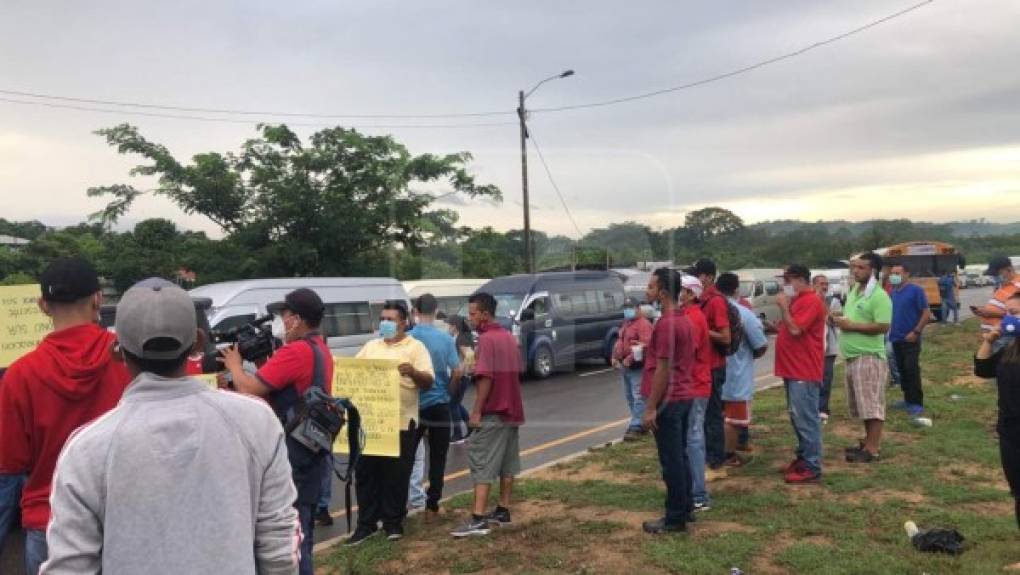 Trabajadores del rubro del transporte realizan protestas este lunes a nivel nacional, desde tempranas horas, para exigir al Gobierno nuevas medidas para retornar a laborar.