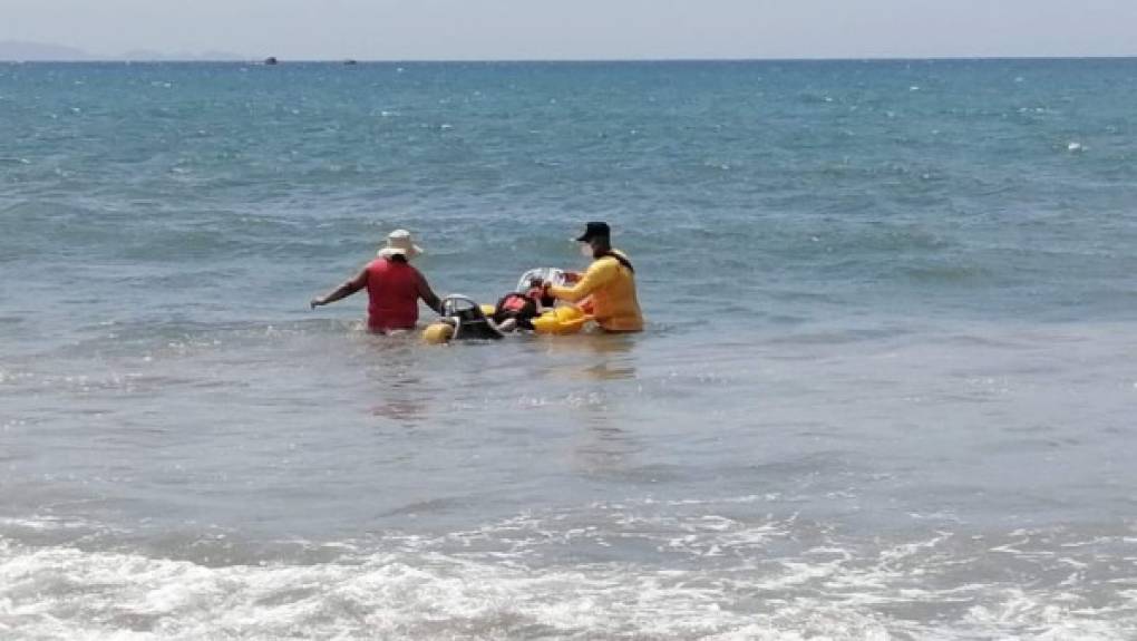 Bomberos le cumplen deseo de bañar en el mar a ciudadano con discapacidad