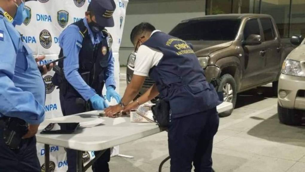 La operación fue ejecutada por agentes de la Dirección Nacional Policial Antidrogas (DNPA) en coordinación con la Dirección de Inteligencia Policial (DIPOL) y la Dirección Nacional de Prevención y Seguridad Comunitaria (DNPSC) en el estacionamiento de un restaurante en San Pedro Sula.