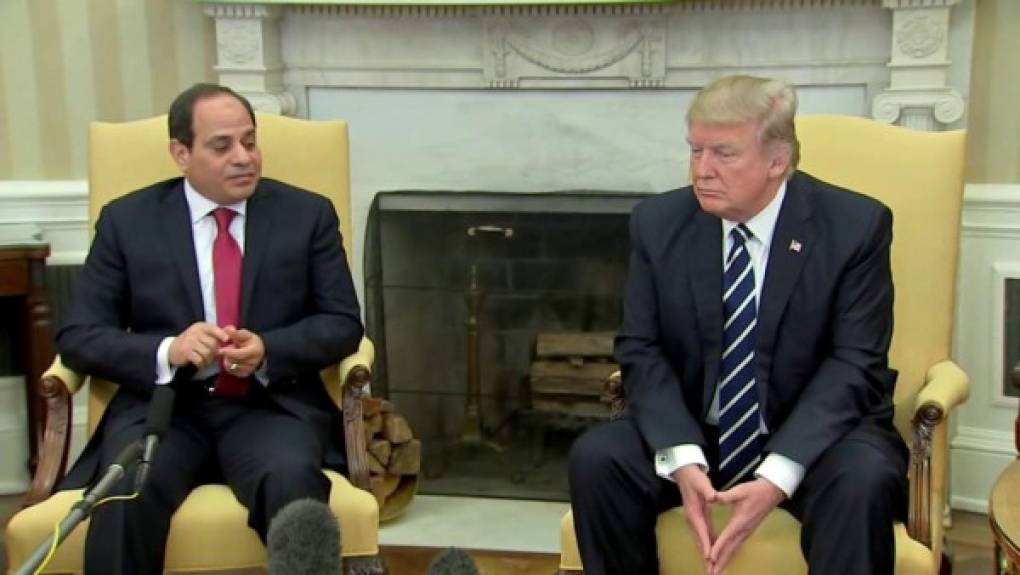 - '¡Hombre, esos zapatos!' -<br/><br/>'Abdel Fattah el-Sisi, el hombre fuerte de Egipto, se aproximó al presidente y le dijo: 'Usted es una personalidad única, capaz de hacer lo imposible'. (A Sisi, Trump le respondió: 'Me encantan tus zapatos. ¡Hombre, esos zapatos! Hombre...').