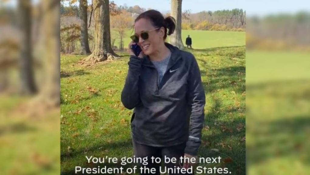 Kamala Harris, que se convierte en la primera mujer en llegar a la Casa Blanca, compartió en su cuenta de Twitter un video donde se le muestra recibiendo una llamada de Biden. 'Joe, lo hicimos', dice una emocionada Harris.