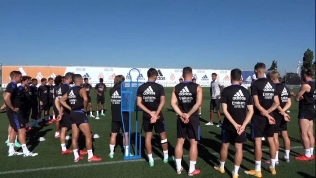 Varane acudió a la Ciudad Deportiva de Valdebebas para despedirse con sus hasta ahora compañeros, que se ejercitaban a las órdenes de Ancelotti. El defensa les brindó un emotivo mensaje de despedida.