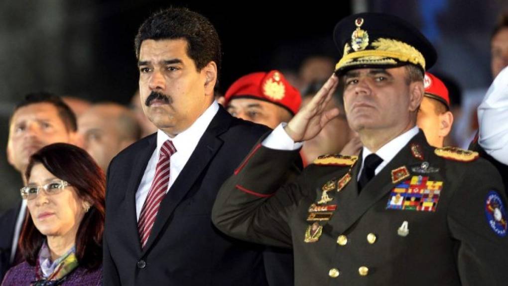 El ministro de Defensa de Venezuela, Vladimir Padrino, que sostiene a Maduro en el poder con el respaldo de las Fuerzas Armadas, también se encuentra entre los buscados por Estados Unidos.