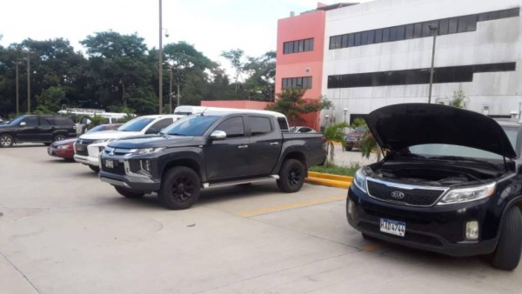 Les decomisaron un maletín con un total de 500,000 lempiras en efectivo, una camioneta Sorento con placas HAD-4744, una camioneta Explorer con placas HAZ-5733 y un pickup modelo L200 con placas HAE-7546.