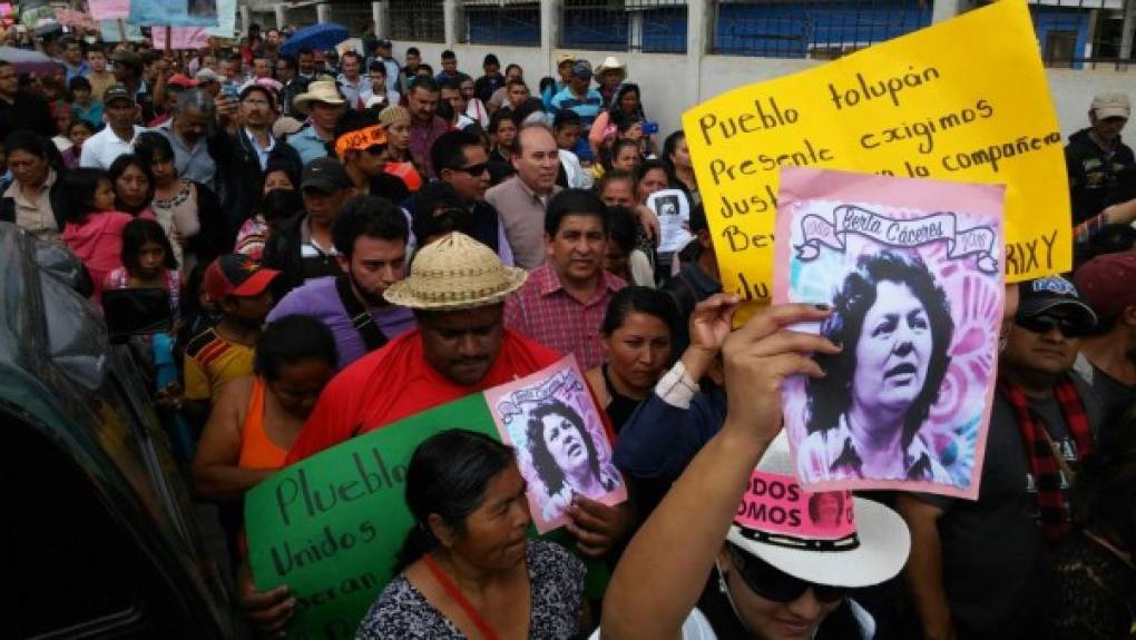 Los indígenas han portado pancartas y fotos de Berta Cáceres durante su cortejo fúnebre.
