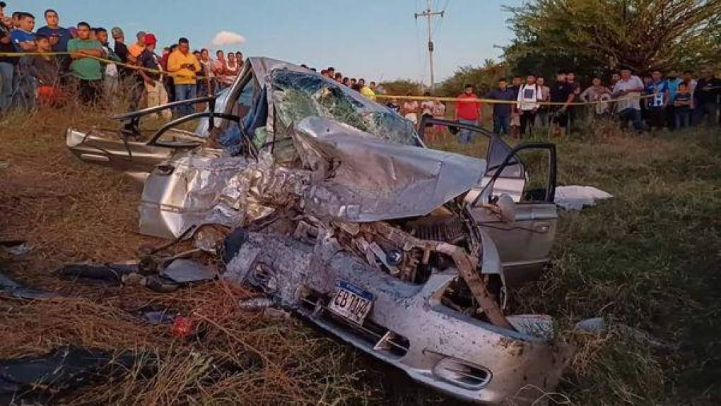 El accidente se registró en Laure, San Lorenzo, Valle, al sur de Honduras. Según el informe policial el turismo impactó con un microbús en el que viajaban varios extranjeros, entre ellos un español.