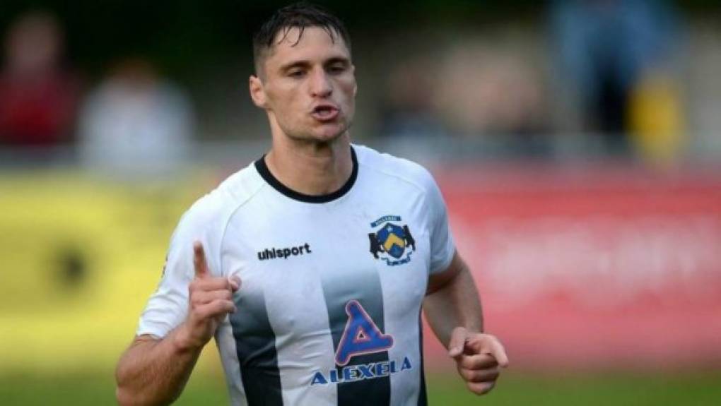 El nuevo delantero del Real de Minas debutó en la Segunda División de Rusia con el FC Petrotrest St. Petersburg el 18 de abril de 2011 en un partido contra el FC Karelia Petrozavodsk .