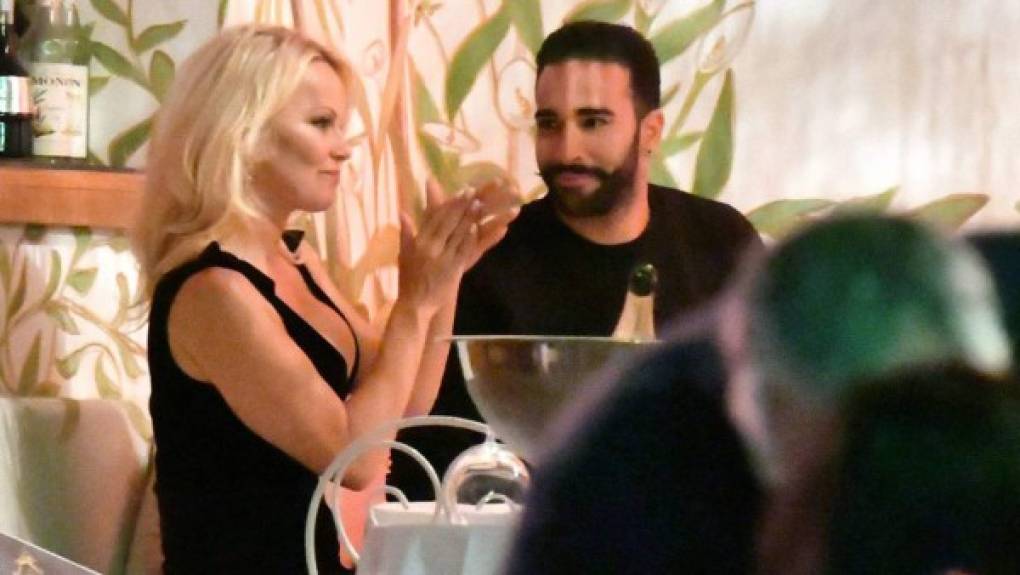 Pamela Anderson ha revelado detalles de la relación que tiene con el defensa francés de ascendencia marroquí Adil Rami.