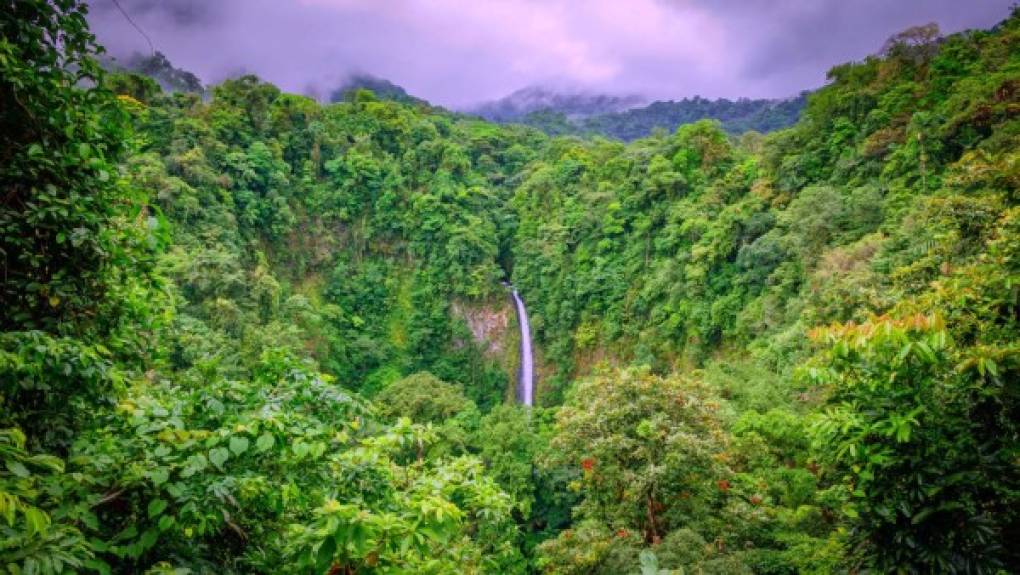 3. La Fortuna de San Carlos - Costa Rica<br/><br/><br/>La Fortuna es un pequeño pueblo de Costa Rica, situado al noroeste de la capital, San José. Es famoso porque sirve de entrada al parque nacional Volcán Arenal, que alberga dos volcanes.