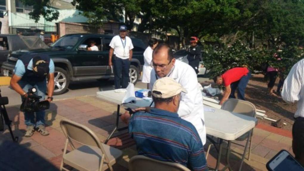 El doctor Dennis Chirinos, especialista en urología, atendió este martes a sus pacientes en plena vía pública de Tegucigalpa, capital de Honduras, después de que fuera suspendido por ocho días sin goce de salario por parte de las autoridades del Hospital Escuela Universitario (HEU).