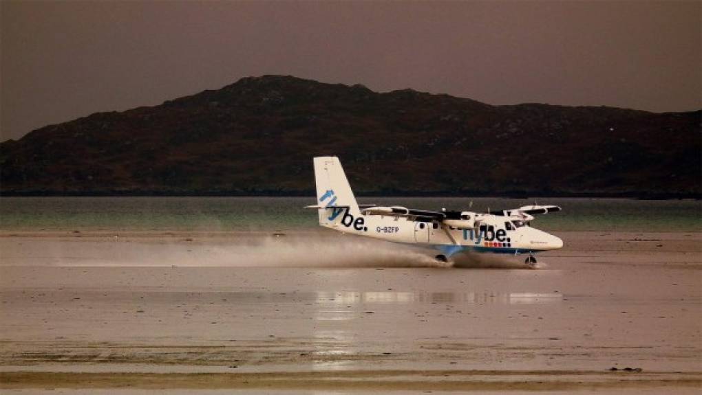 La pista acuática de Barra, en Escocia. Es el único aeropuerto del mundo en el que los vuelos programados utilizan la playa como pista de aterrizaje. La marea marca el horario de partidas y llegadas ya que es imposible para los pilotos ver la pista con la marea alta.